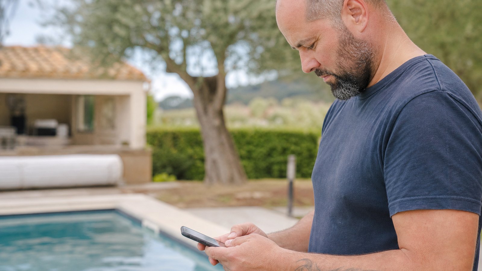 Client rassuré par un compte rendu d'entretien de piscine